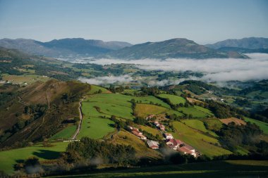 Dağ vadisindeki köy ve yol. Pireneler. Camino de Santiago manzarası. - Evet. Yüksek kalite fotoğraf