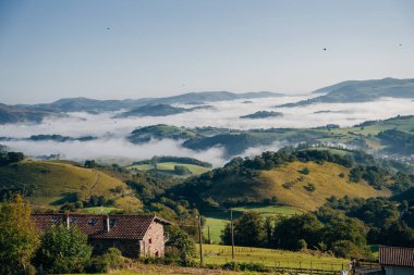 Dağ vadisindeki köy ve yol. Pireneler. Camino de Santiago manzarası. - Evet. Yüksek kalite fotoğraf