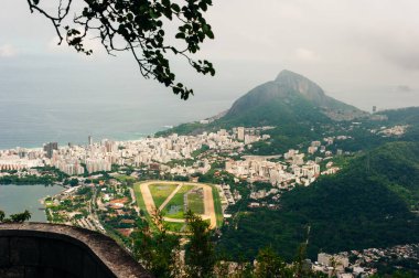Rio de Janeiro, Brezilya, Güneşli bir günde Redemtor İsa'dan görünümü.