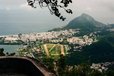 Rio de Janeiro, Brezilya, Güneşli bir günde Redemtor İsa'dan görünümü.