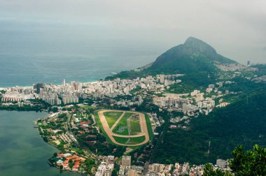Rio de Janeiro, Brezilya, Güneşli bir günde Redemtor İsa'dan görünümü.