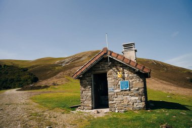 St Jean Pied du Port 'tan Roncevaux' ya Camino Frances 'den Santiago de Compostela' ya kadar Pireneler 'in izini sürün. Yüksek kalite fotoğraf