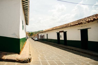 Barichara, Kolombiya - 4 Temmuz 2020: Barichara 'daki kaldırım taşı sokakları. Yüksek kalite fotoğraf