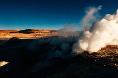 Bolivya 'daki Altiplano' da gayzer ve kaplıca.