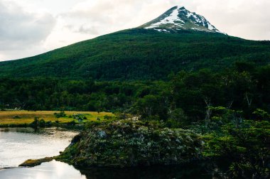 Ushuaia karlı güzel dağ, Tierra del Fuego ili, Arjantin.