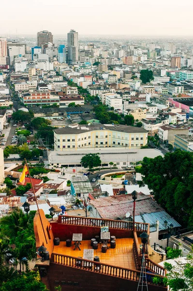 Guayaquil şehrinin yüksek manzarası ve nehir, gün batımında.