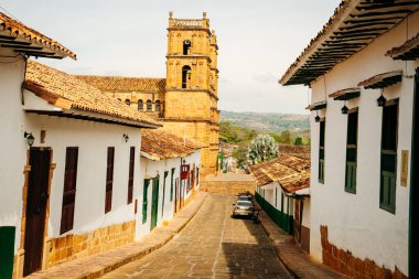 Barichara, Kolombiya - 4 Temmuz 2020: Barichara 'daki kaldırım taşı sokakları. Yüksek kalite fotoğraf