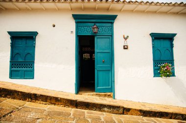 Beyaz bir duvarda güzel mavi panjurlar. Yüksek kalite fotoğraf