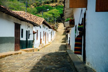 Barichara, Kolombiya - 4 Temmuz 2020: Barichara 'daki kaldırım taşı sokakları. Yüksek kalite fotoğraf