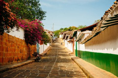 Barichara, Kolombiya - 4 Temmuz 2020: Barichara 'daki kaldırım taşı sokakları. Yüksek kalite fotoğraf