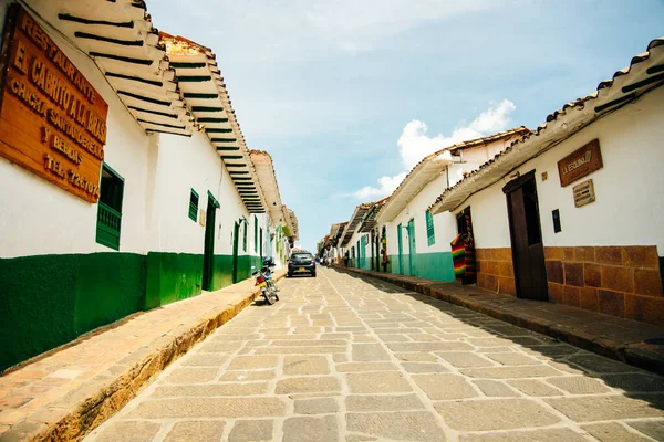 Barichara, Kolombiya - 4 Temmuz 2020: Barichara 'daki kaldırım taşı sokakları. Yüksek kalite fotoğraf