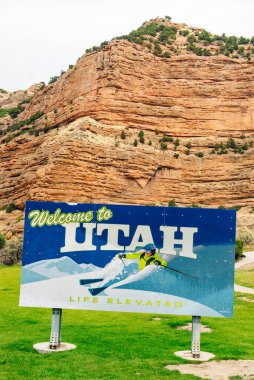 Dağlarda Utah 'ın işareti. Utah Eyaleti Sınırı.