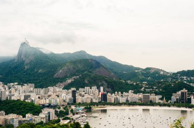 Sugarloaf Dağı 'nın dibinden Guanabara Körfezi' ne bakan teknelerin alacakaranlıklarına bakın..