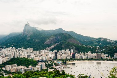 Sugarloaf Dağı 'nın dibinden Guanabara Körfezi' ne bakan teknelerin alacakaranlıklarına bakın..