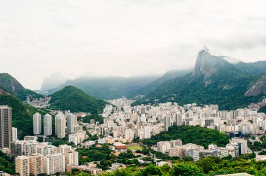 Sugarloaf Dağı 'nın dibinden Guanabara Körfezi' ne bakan teknelerin alacakaranlıklarına bakın..