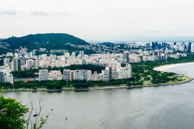 Sugarloaf Dağı 'nın dibinden Guanabara Körfezi' ne bakan teknelerin alacakaranlıklarına bakın..