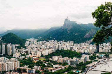 Sugarloaf Dağı 'nın dibinden Guanabara Körfezi' ne bakan teknelerin alacakaranlıklarına bakın..