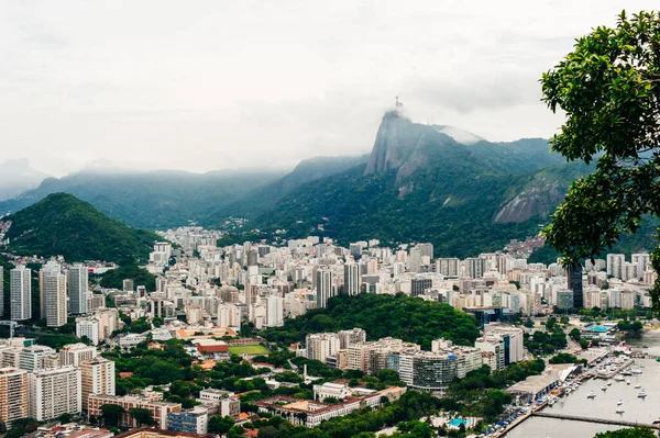 Sugarloaf Dağı 'nın dibinden Guanabara Körfezi' ne bakan teknelerin alacakaranlıklarına bakın..