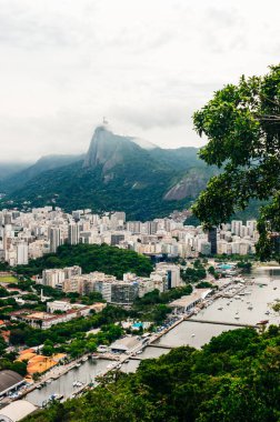 Sugarloaf Dağı 'nın dibinden Guanabara Körfezi' ne bakan teknelerin alacakaranlıklarına bakın..