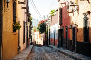 SAN MIGUEL DE ALLENDE, MEXICO - Aralık 2019 San Miguel De Allende Caddesi Görünümü.