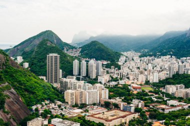 Sugarloaf Dağı 'nın dibinden Guanabara Körfezi' ne bakan teknelerin alacakaranlıklarına bakın..