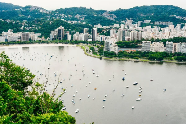 Sugarloaf Dağı 'nın dibinden Guanabara Körfezi' ne bakan teknelerin alacakaranlıklarına bakın..