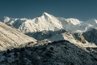 Gokyo Ri 'den dağların manzarası. Himalayalar 'da karlı dağlar ve açık gökyüzü, Nepal. Yüksek kalite fotoğraf