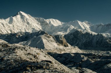 Gokyo Ri 'den dağların manzarası. Himalayalar 'da karlı dağlar ve açık gökyüzü, Nepal. Yüksek kalite fotoğraf