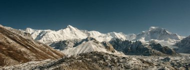 Gokyo Ri 'den dağların manzarası. Himalayalar 'da karlı dağlar ve açık gökyüzü, Nepal. Yüksek kalite fotoğraf
