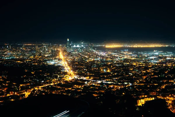 观看旧金山市中心的天空线城市在夜间 加利福尼亚 高质量的照片 — 图库照片