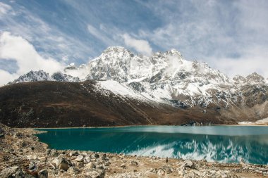 gokyo lake, Himalayalar, nepal yansıması ile güzel dağ manzarası.