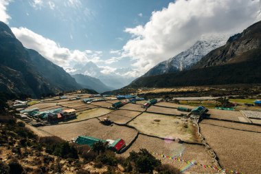 Dağlar. Himalaya, Nepal, Asya 'daki köyün yatay panoramik manzarası. Yüksek kalite fotoğraf