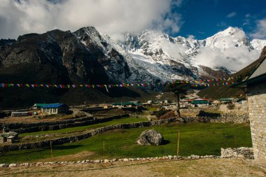 Dağlar. Himalaya, Nepal, Asya 'daki köyün yatay panoramik manzarası. Yüksek kalite fotoğraf