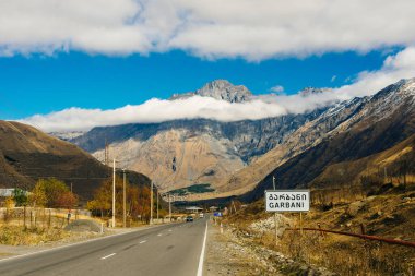 Gürcistan 'ın güzel Kafkasya dağlarının panoramik manzarası. Yüksek kalite fotoğraf