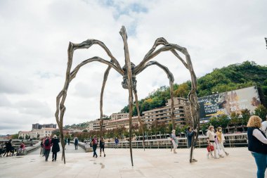 BILBAO, SPAIN - nov, 2021 The Spider, Guggenheim Museum Bilbao 'da Louise Bourgeois' in heykeli. Yüksek kalite fotoğraf