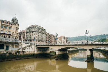 Ibaizabal nehrinin kıyısındaki evlerde. Bilbao, İspanya - Aralık 2021. Yüksek kalite fotoğraf