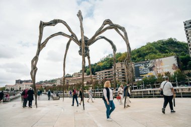 BILBAO, SPAIN - nov, 2021 The Spider, Guggenheim Museum Bilbao 'da Louise Bourgeois' in heykeli. Yüksek kalite fotoğraf