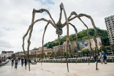 BILBAO, SPAIN - nov, 2021 The Spider, Guggenheim Museum Bilbao 'da Louise Bourgeois' in heykeli. Yüksek kalite fotoğraf