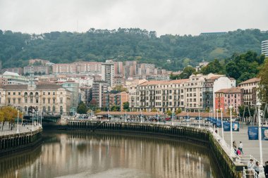 Ibaizabal nehrinin kıyısındaki evlerde. Bilbao, İspanya - Aralık 2021. Yüksek kalite fotoğraf