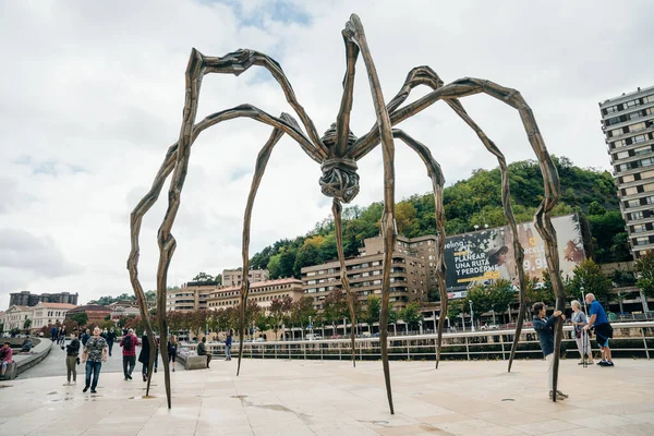 BILBAO, SPAIN - nov, 2021 The Spider, Guggenheim Museum Bilbao 'da Louise Bourgeois' in heykeli. Yüksek kalite fotoğraf