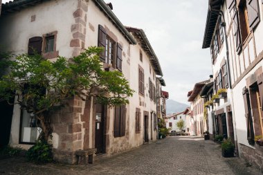 Saint Jean Pied de Port, Camino de Santiago, Fransa, UNESCO - dec, 2021 için geleneksel başlangıç noktasıdır. Yüksek kalite fotoğraf