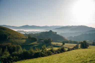 Pireneler 'in dağlarında sabah sisi. Yüksek kalite fotoğraf
