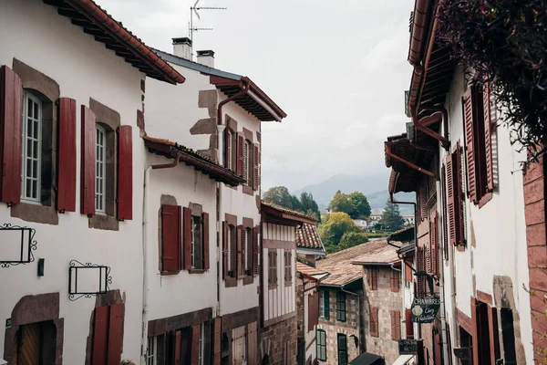 Saint Jean Pied de Port, Camino de Santiago, Fransa, UNESCO - dec, 2021 için geleneksel başlangıç noktasıdır. Yüksek kalite fotoğraf