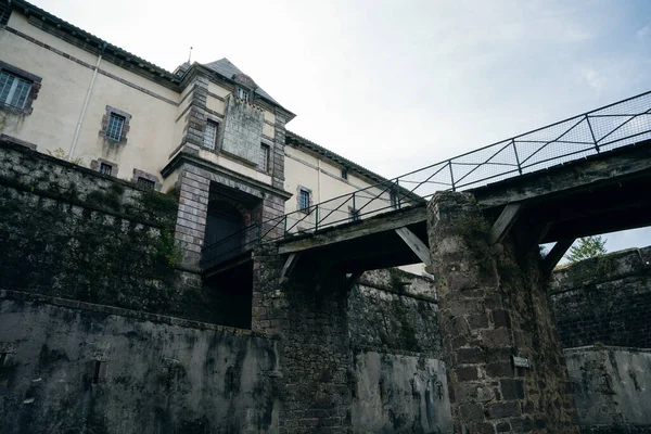 Navarrenx, Saint-Jean-Pied-de-Port, Fransa - dec, 2021 Saint Antoine Gates antik kasaba duvarında. Yüksek kalite fotoğraf