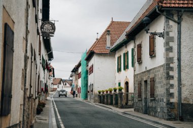 Espinal köyü, İspanya - 2020 Kasım: Colonia guell, Colonia kasabasının köyünde bir sokak. Yüksek kalite fotoğraf