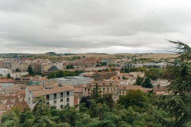 Güneş doğarken Burgos Katedrali ve şehir panoraması. Burgos, Kastilya ve Leon, İspanya - Kasım, 2021. Yüksek kalite fotoğraf