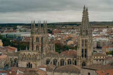 Güneş doğarken Burgos Katedrali ve şehir panoraması. Burgos, Kastilya ve Leon, İspanya - Kasım, 2021. Yüksek kalite fotoğraf