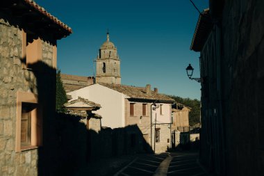 2021 'de İspanya' nın Burgos ilindeki Castrojeriz kasabasında sokakta yürüyen hacılar. Yüksek kalite fotoğraf