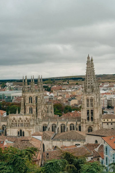 Güneşli bir günde Burgos Gotik Katedrali 'nin ana cephesi. Burgos, Castilla y Leon, İspanya - Kasım, 2021. Yüksek kalite fotoğraf