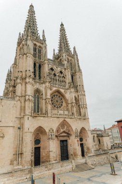 Güneşli bir günde Burgos Gotik Katedrali 'nin ana cephesi. Burgos, Castilla y Leon, İspanya - Kasım, 2021. Yüksek kalite fotoğraf